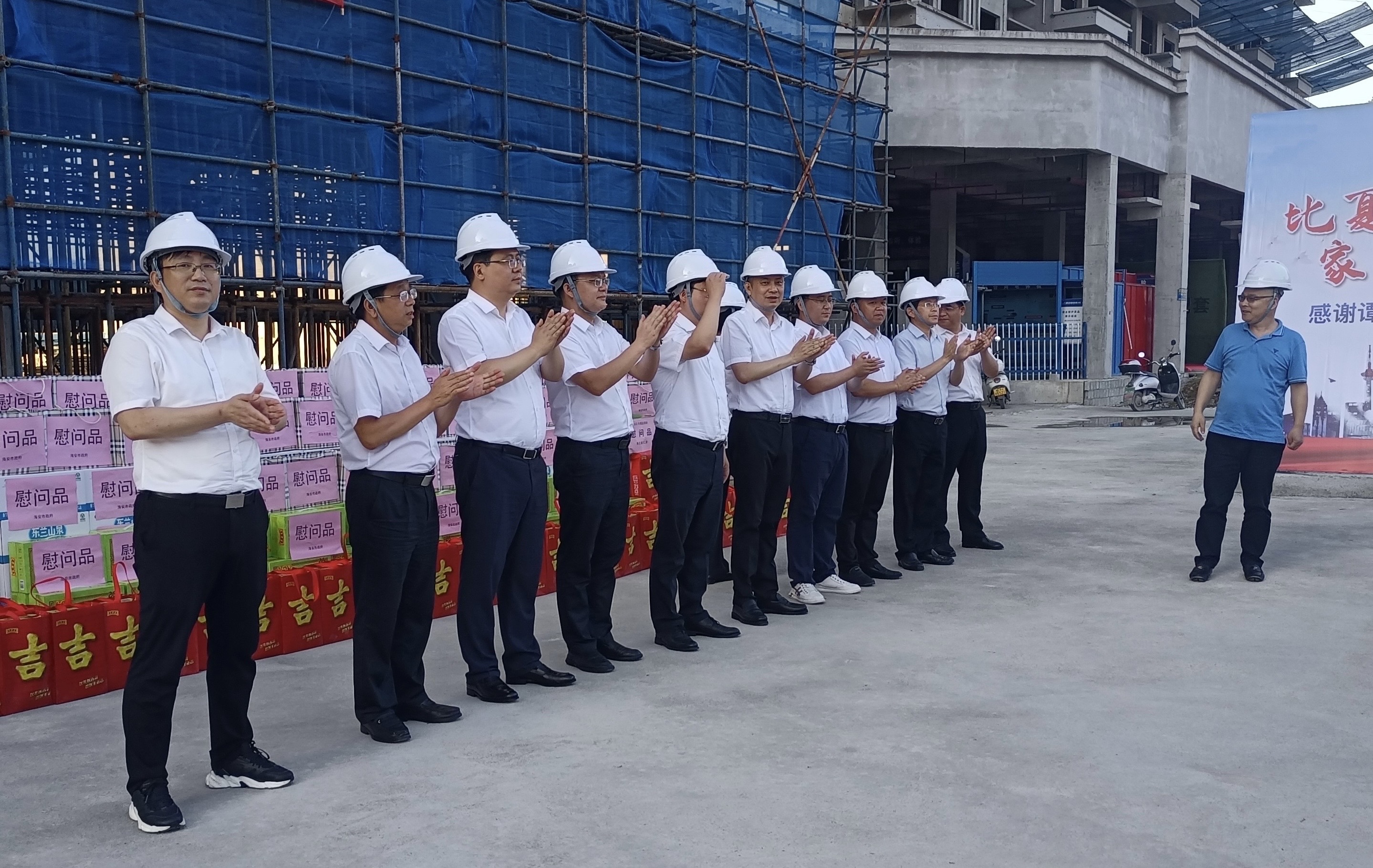 海安市市长谭真莅临新莱建设、云峰豪庭慰问、指导工作！(图3)