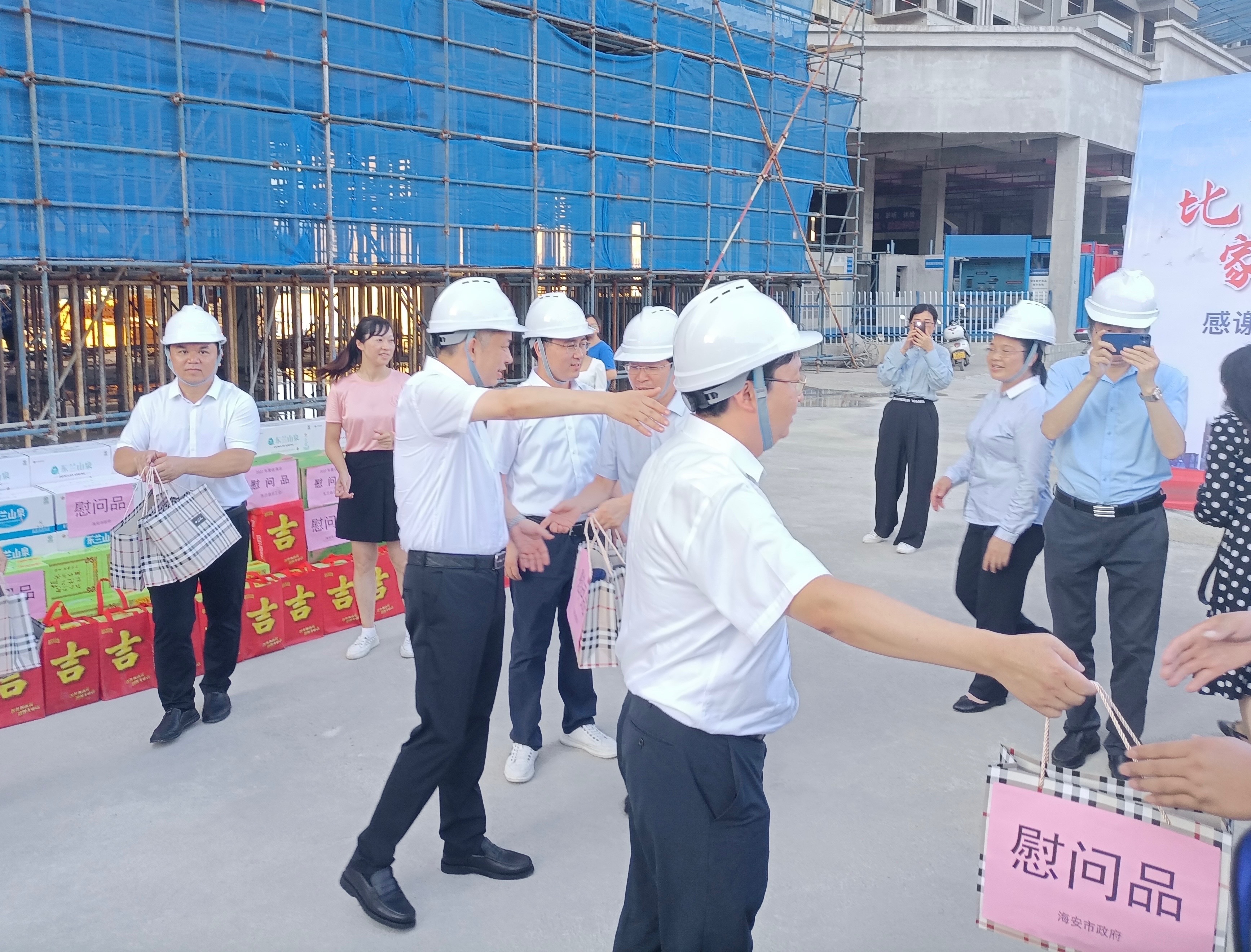 海安市市长谭真莅临新莱建设、云峰豪庭慰问、指导工作！(图4)