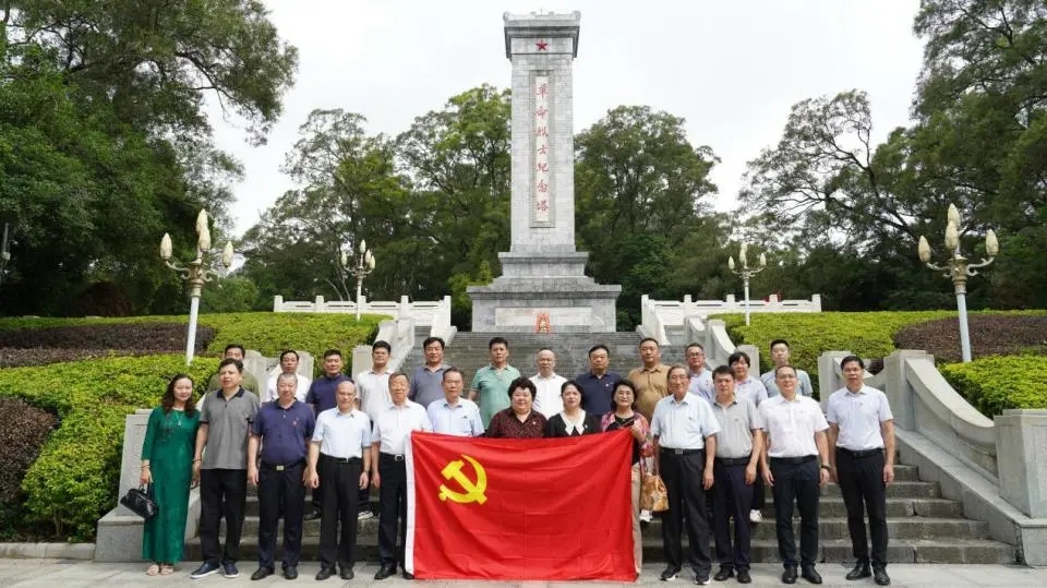 “曜阳关爱行动 走进老区东兰”丨我司董事长张贤兵参加江上青助学项目广西办公室揭牌仪式并接受广西办公室牌(图10)